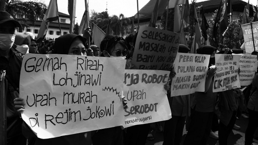 Buruh membentang poster-poster kritis dan sinis, saat aksi unjuk rasa di Gedung Sate, Bandung, Jawa Barat, Minggu (29/11/2021). (Foto: Prima Mulia/BandungBergerak.id)