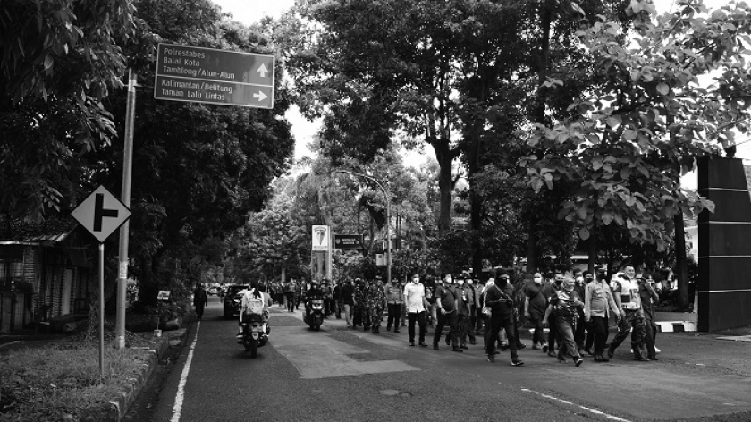 Rombongan juru sita PN Bandung melakukan eksekusi rumah di Jalan Jawa, Bandung, Selasa (7/12/2021). (Foto: Prima Mulia/BandungBergerak.id)