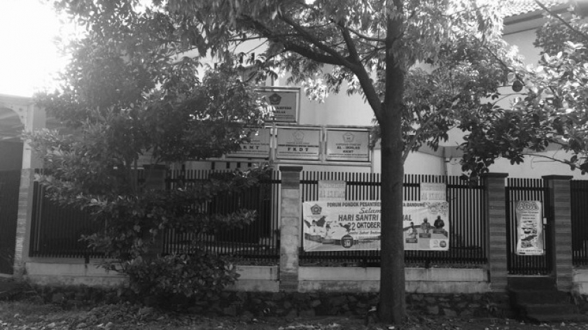 Sebuah rumah belajar kitab suci di Antapani, Bandung, Rabu (8/12/20121). Rumah ini kini tutup, setelah mencuat kasus kekerasan seksual oleh guru dan pimpinan pesantren, HW. (Foto: Emi La Palau/BandungBergerak.id)  