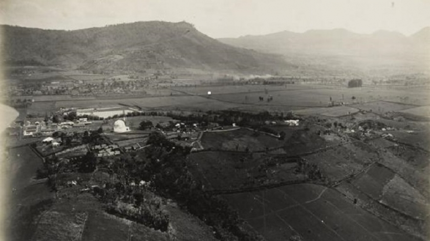 Foto udara memperlihatkan Observatorium Bosscha di punggung bukit terbuka di dekat Lembang. Foto diambil sekitar tahun 1930. (Sumber digitalcollections.universiteitleiden.nl)