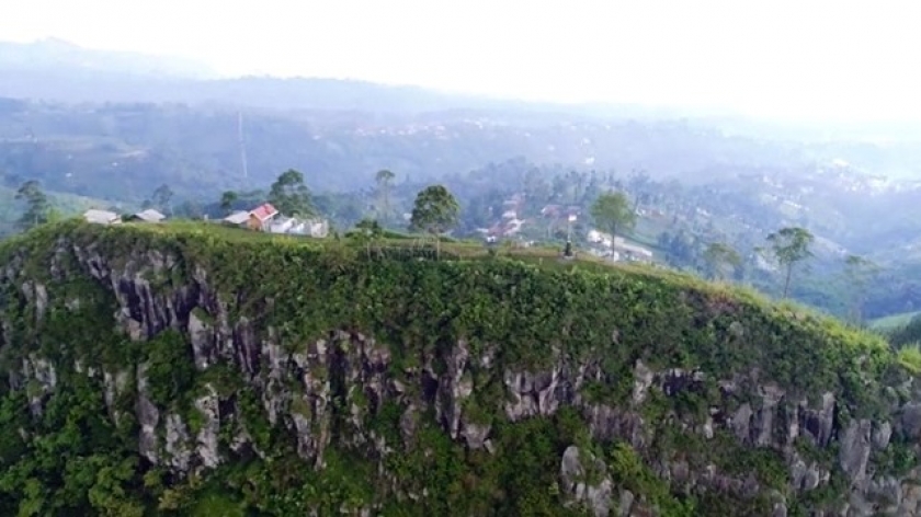 Gunung Batu Lembang dipotret tampak ataas pada April 2019. Menjadi bagian dari bentangan Sesar Lembang, gunung ini memiliki potensi besar wisata edukasi bencana. (Sumber foto: Gates)