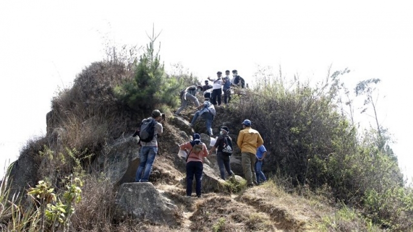 Para pengunjung mendaki Gunung Batu Lembang pada Oktober 2019. Legenda yang hidup di tengah masyarakat di sekitar kawasan ini  menjadi pengingat pentingnya mitigasi bencana. (Sumber Foto: Yostiani Noor Asmi Harini)