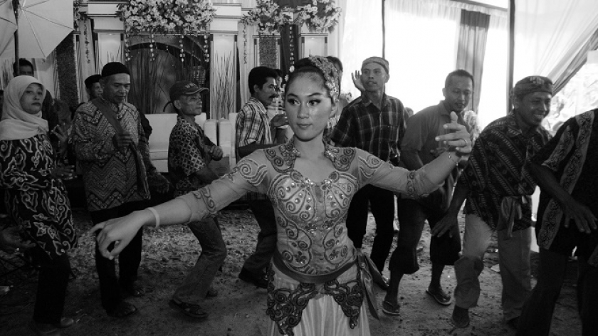 Ronggeng gunung Pangandaran, Jawa Barat, Sabtu (30/1/2016). Seni tari buhun ini kini nyaris punah. (Foto: Prima Mulia/BandungBergerak.id)