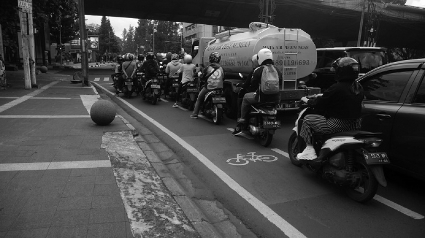 Jalur sepeda di Dago (Ir. H. Djuanda), Bandung, Selasa (14/12/2021)). Dago merupakan kawasan yang terus bersolek, miliaran APBD mengalir di jalur wisata ini. (Foto: Prima Mulia/BandungBergerak.id) 