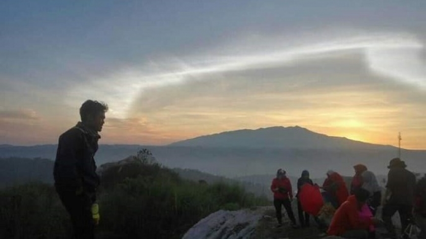 Suasana senja di puncak Gunung Karanghawu, Kabupaten Bandung Barat, Juli 2018. (Foto: Dok Komunitas Pendaki Gunung Bandung) 