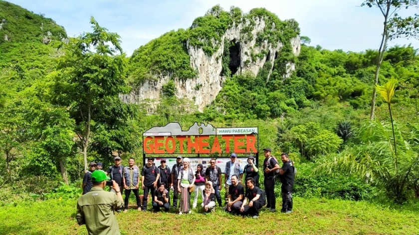 Peserta pelatihan Pemandu Geowisata Indonesia (PGWI) berfoto bersama di Geotheater dengan latar belakang Gunung Pabeasan dan Karanghawu (Gunung Hawu Padalarang), November 2021. (Foto: Gan-gan Jatnika)