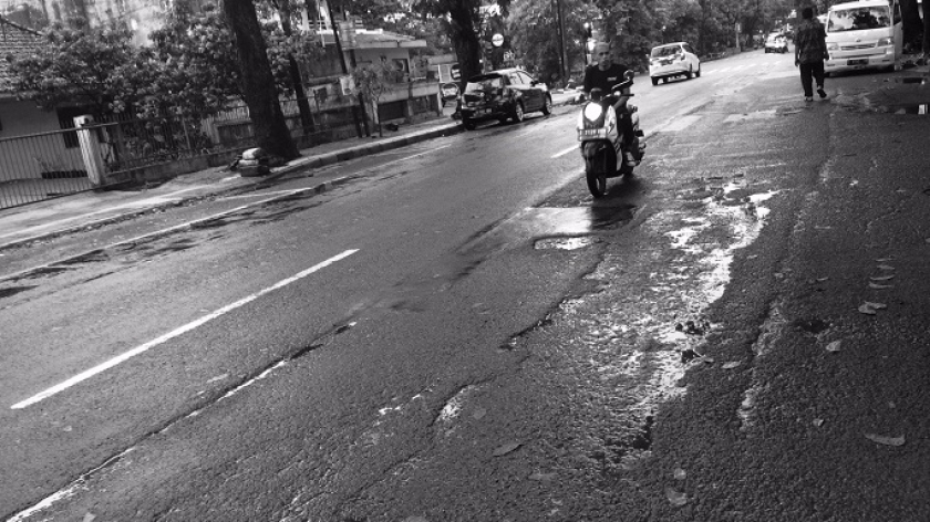 Salah satu jalan di Bandung tampak tidak mulus dan bergelombang, Jumat (17/12/20121). (Foto: Emi La Palau/BandungBergerak.id) 