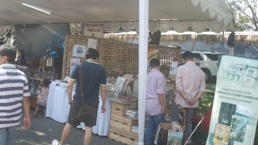 Stand gabungan Khazanah Bahari & LawangBuku yang menjual aneka buku tematik Bandung, buku lawas, dan majalah saat berpameran di Festival Bandoeng Baheula 2014. (Foto: Deni Rachman).