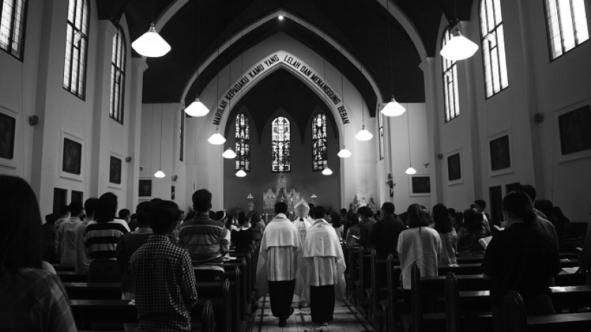 Misa Natal di Gereja Katedral Santo Petrus, Bandung, Sabtu (25/12/2021). Pihak katedral memberlakukan pembatasan jemaat guna meminimalisir potensi penularan Covid-19. (Foto: Prima Mulia/BandungBergerak.id)