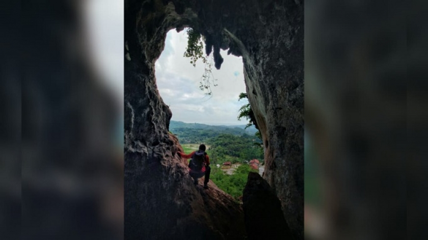 Jendela alam di salah satu ruang Gua Pawon, tempat pengamatan manusia prasejarah ke dunia luar sebelum pergi berburu atau aktifitas lain, Desember 2021.(Foto: Gan Gan Jatnika)