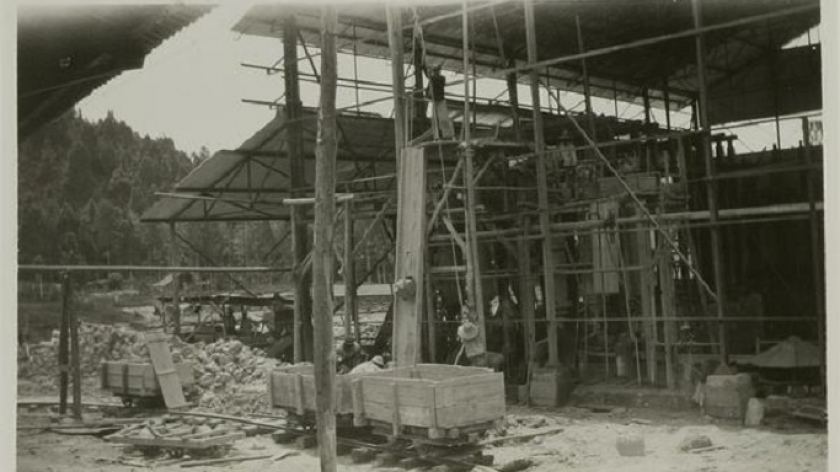 Pabrik belerang Kawah Putih. Foto diambil sekitar tahun 1931.(Sumber digitalcollections.universiteitleiden.nl)