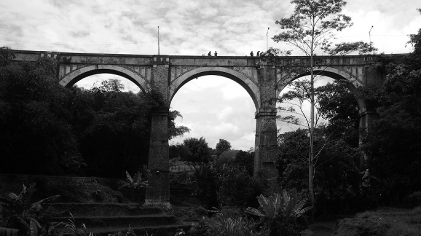 Kemegahan Jembatan Cincin Cikuda, Jatinangor, dilihat dari sudut lain. 