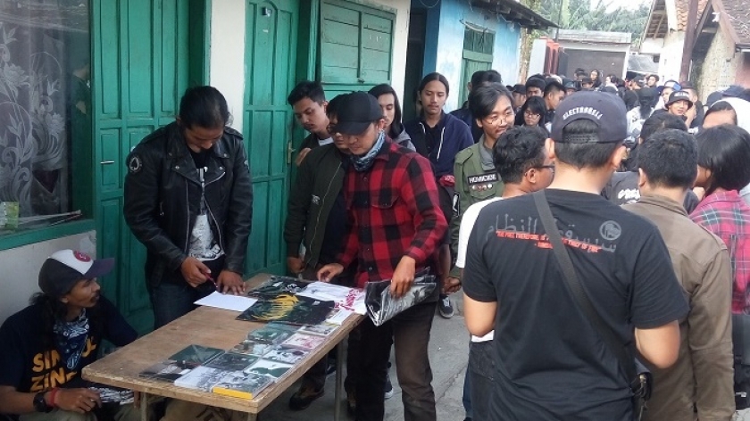 Antrean pengunjung membentuk huruf U, menunggu dibukanya penjualan produk Grimloc. (Sumber Foto: Deni Rachman).