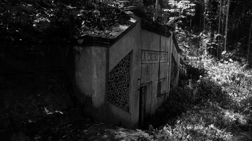 Gedung penangkap air Cikendi buatan tahun 1921 tampak kumuh di tengah hutan Hegarmanah, Kecamatan Cidadap, Kota Bandung, Rabu (29/12/2021). Konon mata air Cikendi dibuat lebih dahulu sebelum pembuatan Gedong Cai Cibadak. (Foto: Prima Mulia/BandungBergerak.id)