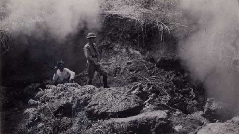 Kawah Gunung Guntur. Foto diambil sekitar tahun 1925. (sumber digitalcollections.universiteitleiden.nl) 