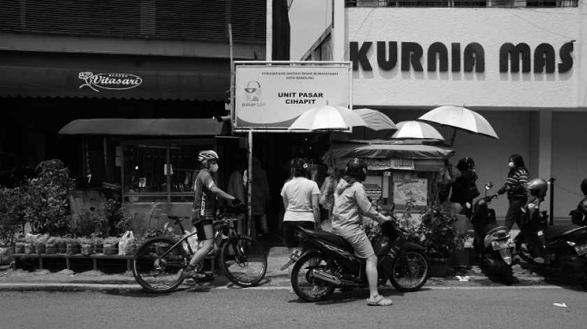 Suasana Pasar Cihapit, Kota Bandung, pada Minggu (18/4/2021) siang. Tumbuh sejak tahun 1940-an, pasar ini menjadi salah satu rujukan pengembangan pasar tradisional. (Foto: Virliya Putricantika/BandungBergerak.id)