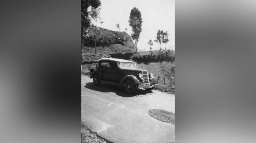 Mobil melaju di jalan raya di sekitar Bandung. Foto diambil antara tahun 1930-1940. (Sumber digitalcollections.universiteitleiden.nl/*)