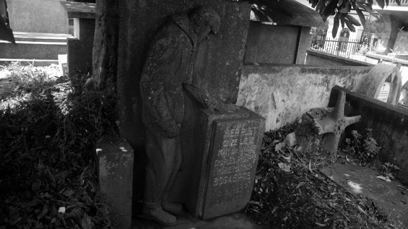Monumen penanda makam pilot Charles Philippe Marie Mathus Bogaerts dan co pilotnya Johannes Cornelis Pols di Makam Pandu, Bandung, Minggu (6/6/2021). (Foto: Prima Mulia/BandungBergerak.id)