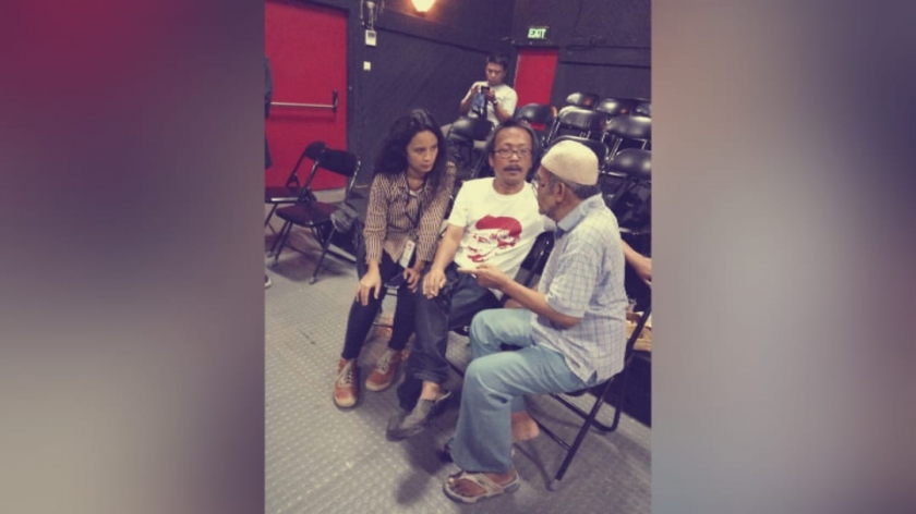 Heliana Sinaga (pimpro), Ahda Imran (penulis naskah), dan Rasyid (warga yang akan menonton) sedang terlibat obrolan pelarangan pentas. (Sumber: Deni Rachman) 