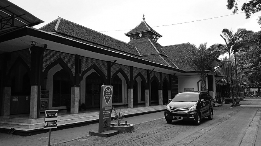 Masjid Cipaganti, Jalan Cipaganti, Kota Bandung, Senin (3/1/2022). Masjid ini dirancang Charles Prosper Wolff Schoemaker. (Foto: Prima Mulia/BandungBergerak.id)