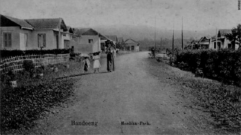 Suasana jalan Merdeka yang gersang tanpa pepohonan peneduh. Foto diambil tahun 1910. (Sumber: digitalcollections.universiteitleiden.nl)