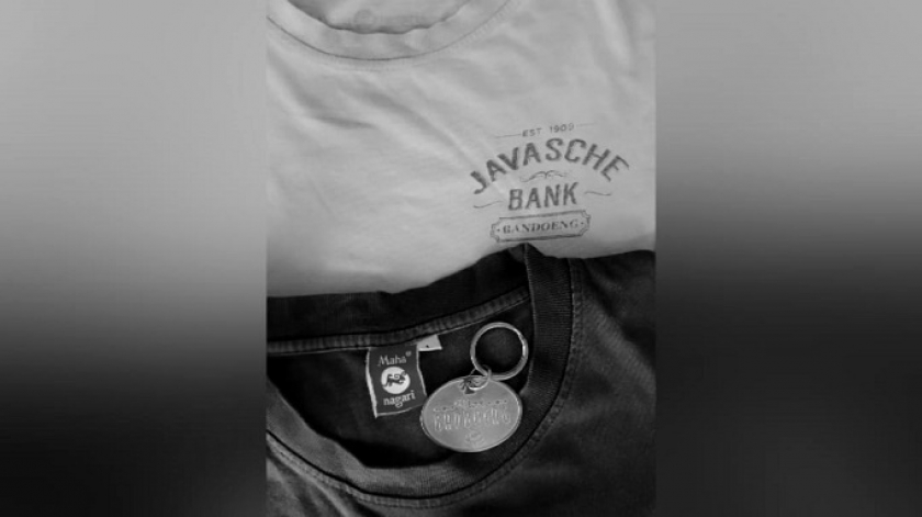 Kaos seri Javasche Bank Bandoeng, kaos seri Aksara Sunda Kaganga, dan gantungan kunci Mooi Bandoeng yang masih awet dipakai hingga sekarang. (Sumber Foto: Deni Rachman)*