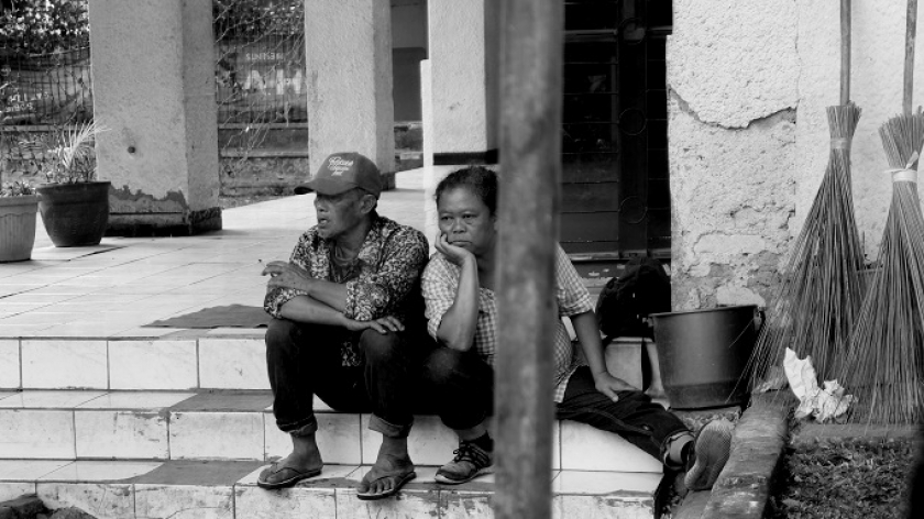 Mimin (60) dan rekan, kuli pembersih makam di TPU Pandu, Jalan Pasteur, Kota Bandung, Rabu (2/2/2022). (Foto: Reza Khoerul Iman/BandungBergerak.id)  