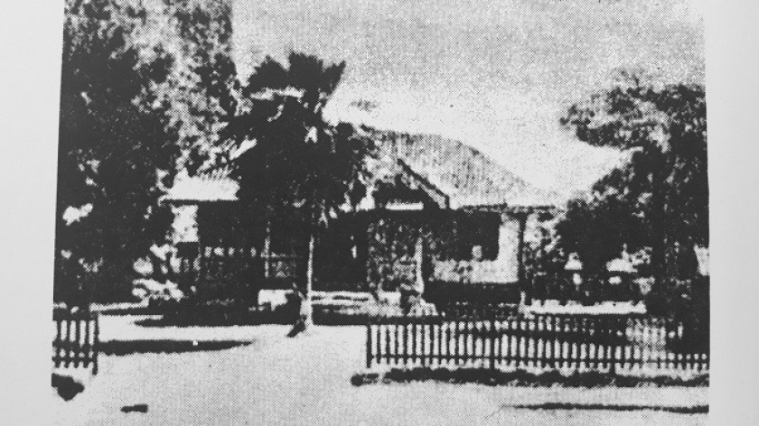 Rumah kontarakan Sosrokartono bernama Dar Oes Salam di Jalan Pungkur nomor 19 Kota Bandung. (Sumber foto: Buku R.M.P. Sosrokartono: Sebuah Biografi (1987) 