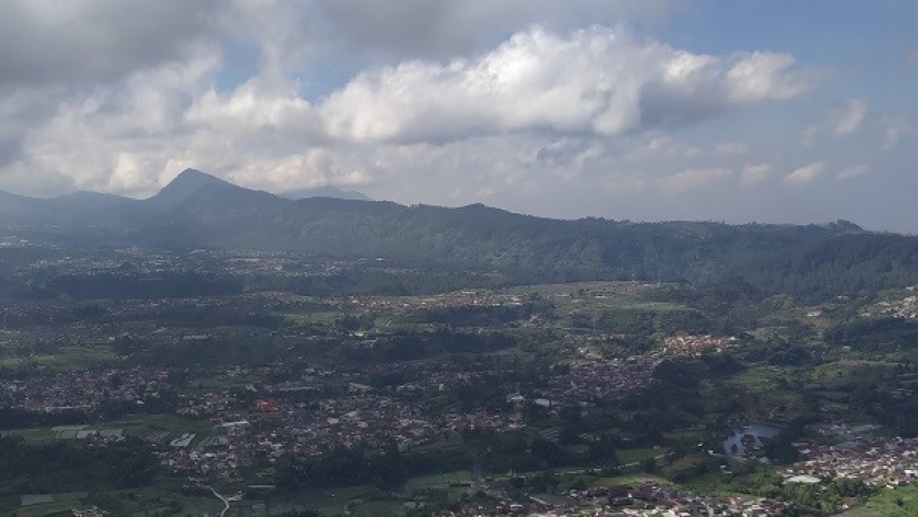 Bentang alam Patahan Lembang dengan puncak Gunung Palasari sebagai titik tertingginya, dilihat dari Gunung Putri Lembang, pada Januari 2022. ( Foto: Gan Gan Jatnika)