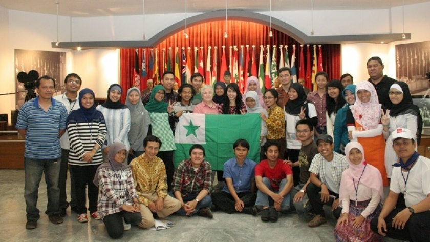 Bersama Tatjana (berkemeja merah muda) dari Rusia ketika mengajar 2 Hari Kursus Bahasa Esperanto 23-24 Juli 2011. (Sumber Foto: SMKAA, 2011)