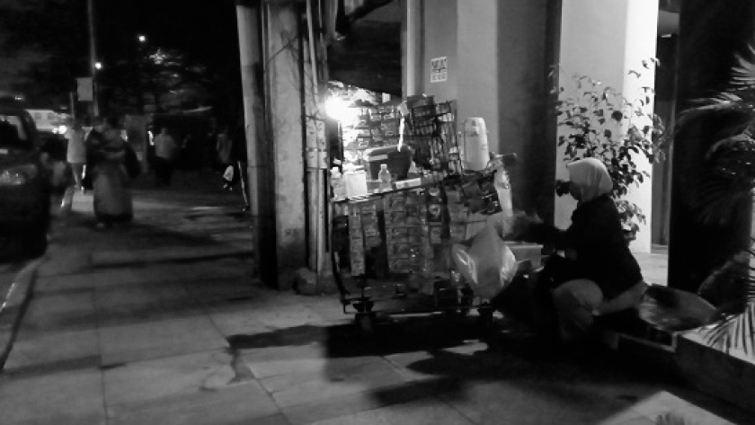 Indawati, ibu pedagang minuman di pusat Kota Bandung, Sabtu, (12/02/2022). (Reza Khoerul Iman/BandungBergerak.id)