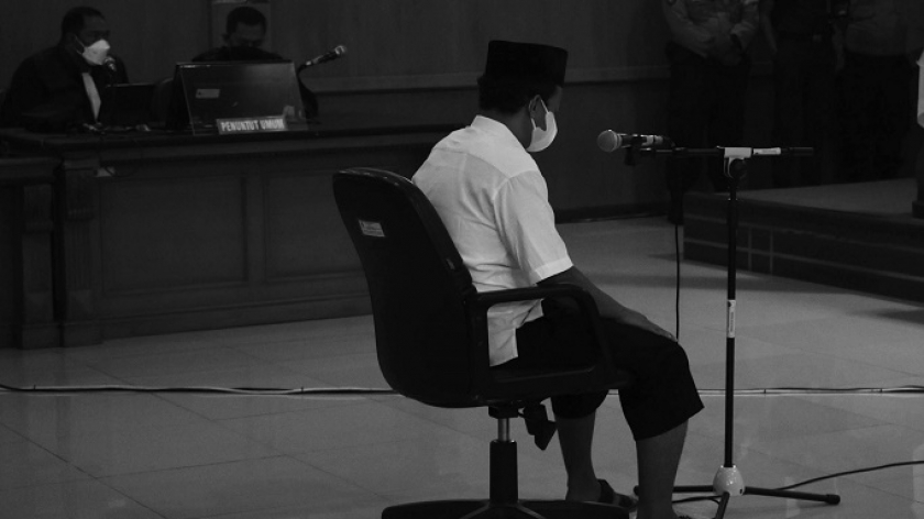 Petugas mengawal HW di ruang sidang Pengadilan Negeri Bandung, Selasa (15/2/2022). Terbukti melakukan perkosaan terhadap belasan santri perempuan di bawah umur, HW divonis penjara seumur hidup. (Foto: Prima Mulia/BandungBergerak.id)