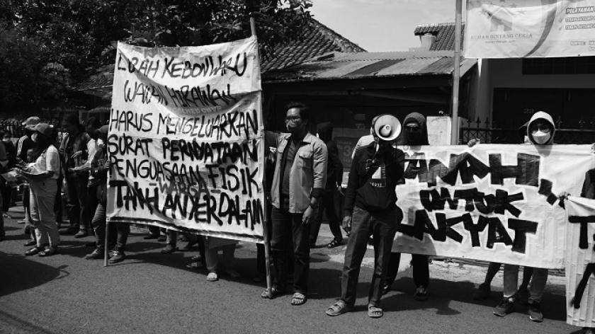 Warga korban konflik agraria berunjuk rasa di kantor Kelurahan Kebon Waru, Bandung,  Senin (31/1/2022). Warga menuntut lurah untuk mengeluarkan bukti surat penguasan fisik tanah permukiman di Anyer Dalam. (Foto: Prima Mulia/BandungBergerak.id)