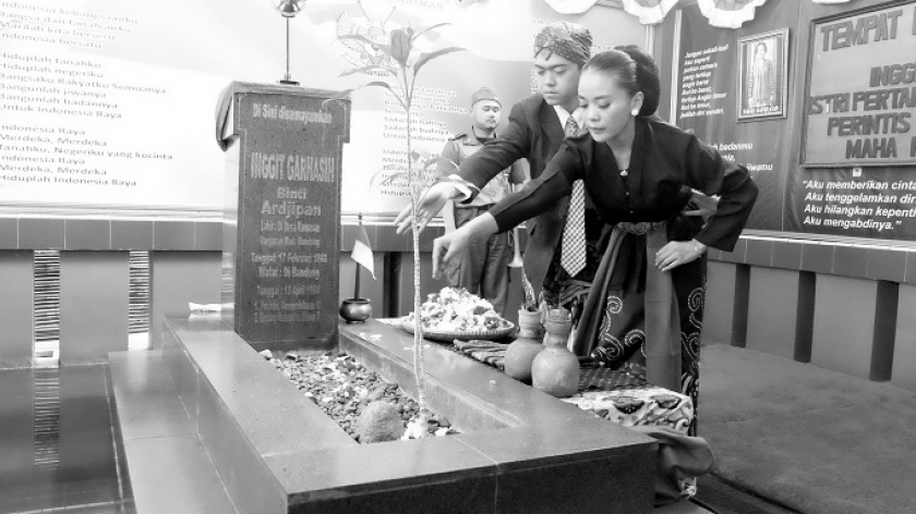 Dua orang penari menabur bunga di makam Inggit Garnasih, TPU Porib Babakan Ciparay, Bandung, Kamis (17/02/2022). Ziarah dalam bentuk tarian ini bagian dari peringatan kelahiran Inggit Garnasih yang ke-134 bertajuk Bulan Cinta Ibu Bangsa Inggit Garnasih. (Foto: Reza Khoerul Iman/BandungBergerak.id)