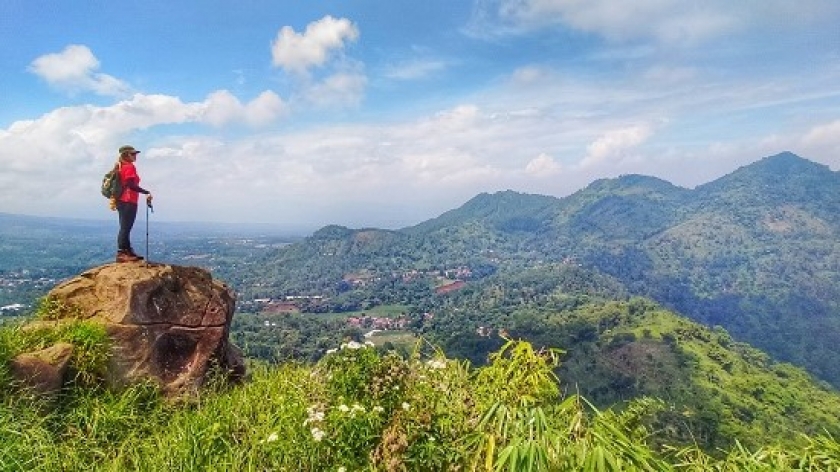 Seorang pendaki berdiri di  <a target='_BLANK' href='//bandungbergerak.id/article/topic/2235/Puncak'>puncak</a>   <a target='_BLANK' href='//bandungbergerak.id/article/topic/4005/Gunung-Pipisan'>Gunung Pipisan</a>  dengan pemandangan  <a target='_BLANK' href='//bandungbergerak.id/article/topic/2412/Gunung-Geulis'>Gunung Geulis</a>  dan Bukit Barisan  <a target='_BLANK' href='//bandungbergerak.id/article/topic/1133/Baleendah'>Baleendah</a>  di hadapannya, Januari 2021. Dari puncak gunung ini, kita bisa melihat pemandangan menawan di empat penjuru mata angin. (Foto: Gan Gan Jatnika)