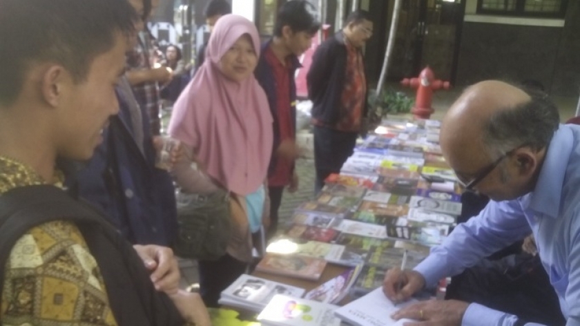 Pak Bill Watson sedang menandatangani buku kumpulan carpon Neng Maya (Foto tanggal: 21/2/2015. Sumber foto: Deni Rachman)