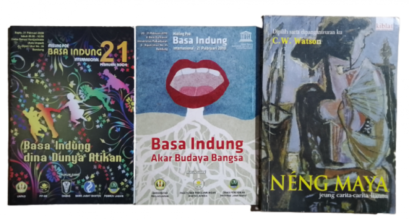 Buku panduan Mieling Poe Basa Indung Internasional tahun 2009 dan 2010, serta buku carpon Neng Maya yang didiskusikan di Bale Rumawat (Foto tanggal: 21/2/2015. Sumber foto: Deni Rachman)