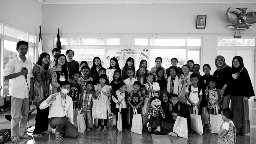 Para peserta didik kelas keliling Aliran Kebatinan Penghayat (AKP) berfoto bersama di Pasewakan Kerta Tataning Hirup Linuwih, Ciparay, Kabupaten Bandung, Minggu (27/2/2022) siang. Kelas keliling diikuti oleh para penghayat cilik dari daerah-daerah di Bandung Raya. (Foto: Virliya Putricantika/BandungBergerak.id)