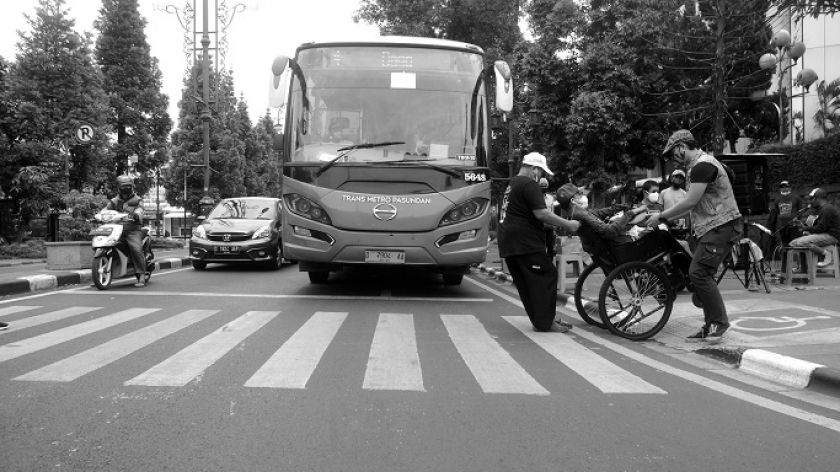 Penyandang disabilitas saat mengikuti acara peringatan Hari Kursi Roda Internasional, Selasa (1/3/2022). Tidak dilibatkannya difabel dalam perencanaan, membuat banyak trotoar ataupun fasilitas publik lainnya di Kota Bandung tak ramah difabel. (Foto:  Prima Mulia/BandungBergerak.id)