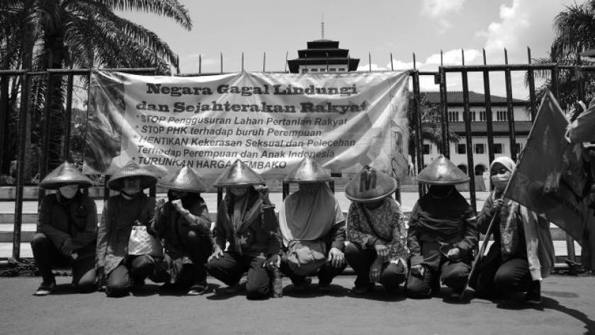 Dalam peringatan Hari Perempuan Internasional 2022 di Bandung, Aliansi Para Puan, selain penindasan terhadap perempuan, menyerukan juga isu hak asasi manusia, buruh, dan agraria. (Foto: Virliya Putricantika/BandungBergerak.id)