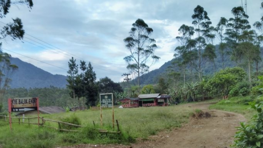 Lapang Kampung Gunung Kasur memadai untuk tempat parkir dan menikmati makanan, terutama kue balok. (Foto: Gan Gan Jatnika)