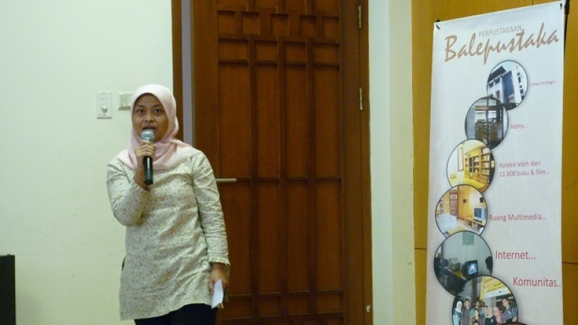 Puji Wiranti, pustakawan Balepustaka sedang memberikan sambutan saat Diskusi Multiplisitas dan Humanitas di ruangan sebelah perpustakaan. (Sumber: Deni Rachman, 31/3/2010)