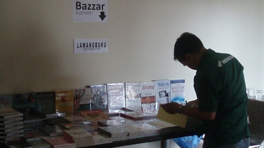 Lapakan LawangBuku di koridor lantai 3 di sela-sela pelatihan menulis. Mas Sugi tampak sedang menata pajangan buku. (Sumber: Deni Rachman, 15/7/2008)