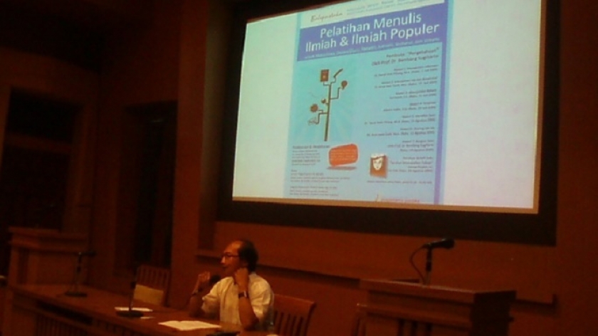 Prof. Bambang Sugiharto sedang menyampaikan materi saat Pelatihan Menulis Ilmiah Populer. Pelatihan berlangsung di ruang auditorium lantai 3. (Sumber: Deni Rachman, 5/7/2008. ).