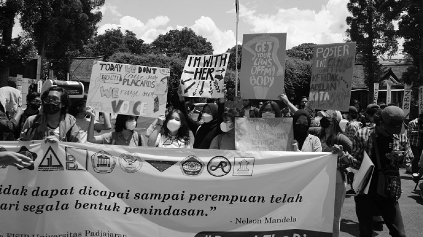 Sejumlah aktivis memperingati International Womens Day di Kota Bandung, Selasa (8/3/2022). Masa yang tergabung dalam Persatuan Rakyat untuk Pembebasan Perempuan menyatakan sejumlah tuntutan, salah satunya penegakan hukum atas tindakan kekerasan seksual. (Foto: Virliya Putricantika/BandungBergerak.id)