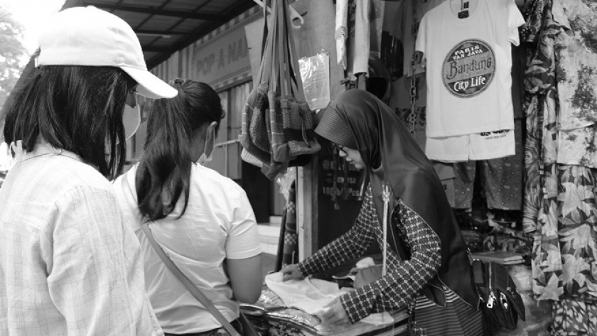 Hani Hadiyanti (42) melayani pembeli pertama yang datang ke lapaknya di bawah Teras Cihampelas pada Rabu (28/4/2021) siang. (Foto: Emi La Palau)