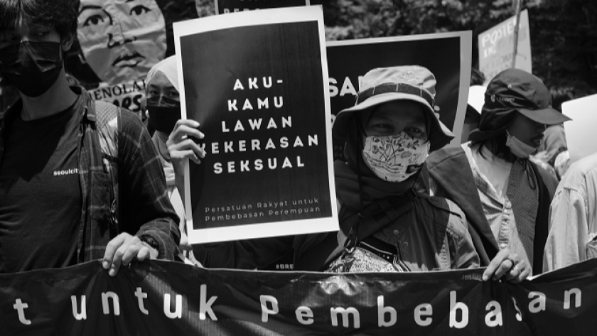 Aktivis perempuan membentangkan spanduk dan poster berisi pesan perlawanan terhadap tindak kekerasan seksual dalam aksi peringatan Hari Perempuan Internasional 2022 di depan Gedung Sate Kota Bandung, Selasa (8/3/2022). (Foto: Virliya Putricantika/BandungBergerak.id)