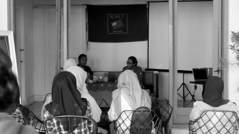 Pameran foto bertajuk Arus Waktu garapan KMJ Unisba di Dermond, Jalan Sumbawa No. 14, Kota Bandung, 21 - 23 Maret 2022. (Foto: Reza Khoerul Iman/BandungBergerak.id)