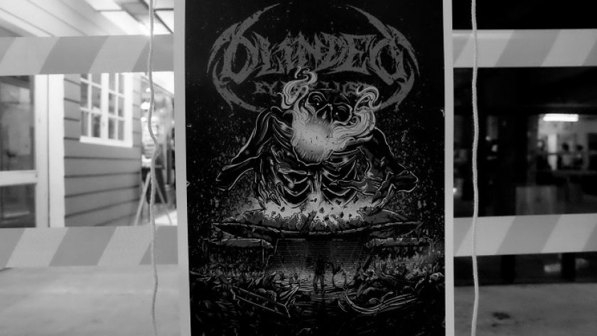 Pameran ilustrasi hitam putih Titik Chaos: Resurrection yang dibuka Selasa (19/3/2022) di The Hallway Space, Kebon Pisang, Sumurbandung, Kota Bandung. (Foto: Reza Khoerul Iman/BandungBergerak.id ) 