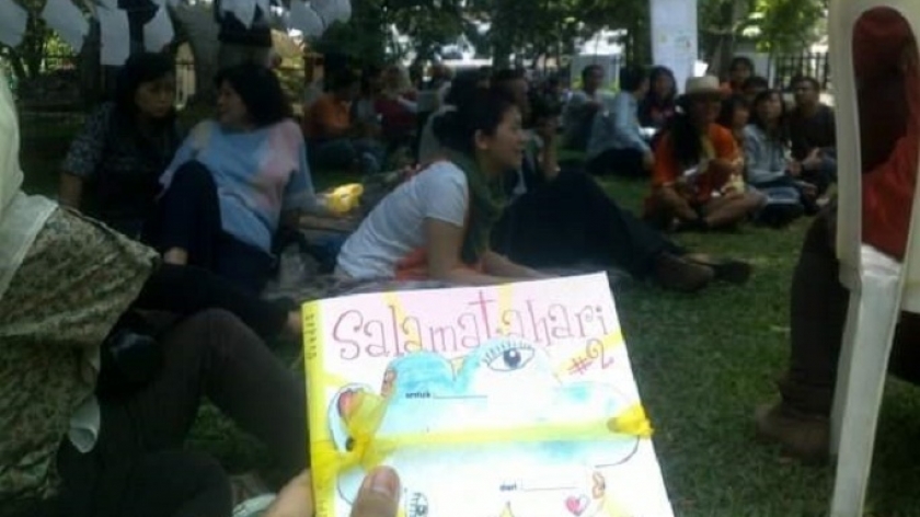 Suasana santai peluncuran buku Salamatahari di Tama Lalu Lintas. (Sumber: Deu Galih)